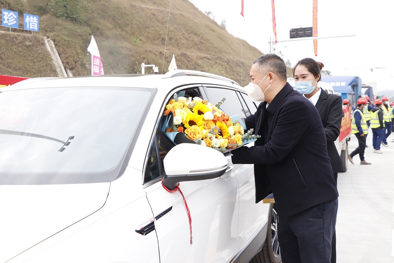 廣西新發(fā)展交通集團黨委書記、董事長陳開群為第一輛通車車輛送上鮮花.JPG
