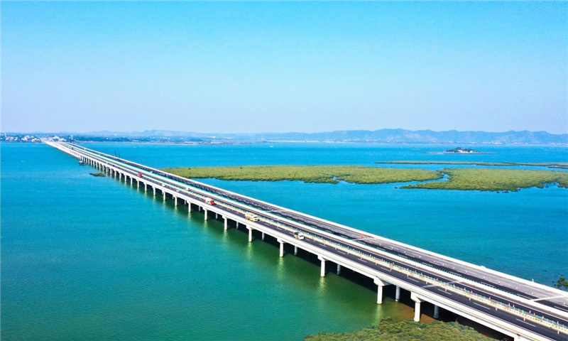蘭州至?？诟咚俟窂V西欽州至北海段改擴(kuò)建工程鐵山港跨海特大橋.jpg